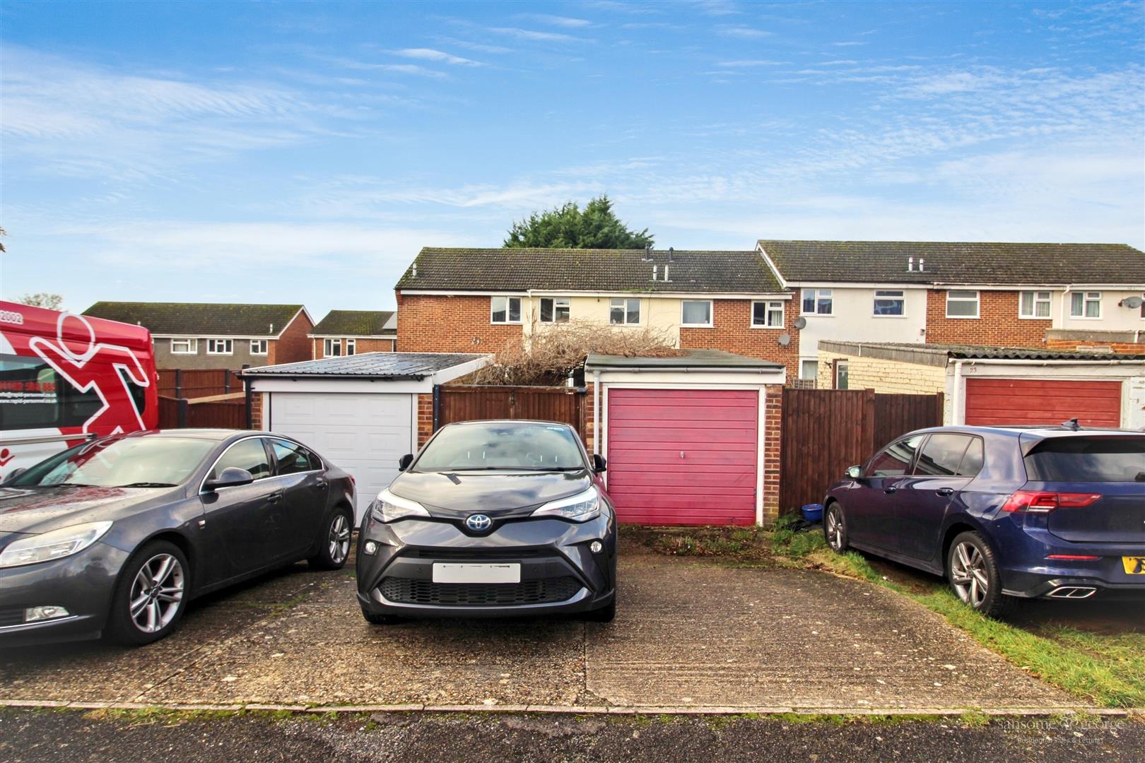 2 bed property in Swanholm Gardens, Reading